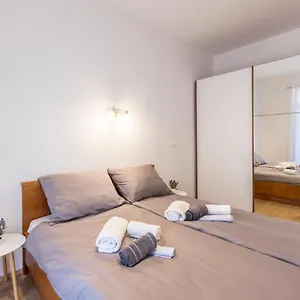  Apartment Ferula, 3 Bedroom Near Bacvice